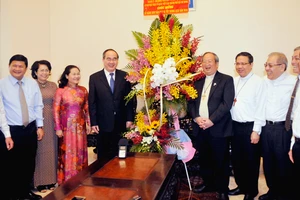 Bí thư Thành ủy TPHCM Nguyễn Thiện Nhân chúc ngài Tổng Giám mục Bùi Văn Đọc, Giám mục phụ tá Đỗ Mạnh Hùng