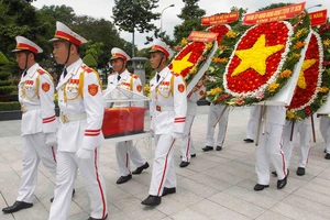 Lễ an táng Anh hùng lực lượng vũ trang nhân dân, liệt sĩ Nguyễn Văn Trỗi. Ảnh: DŨNG PHƯƠNG