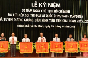 Phó Thủ tướng Thường trực Trương Hòa Bình tặng cờ thi đua cho các tập thể xuất sắc.