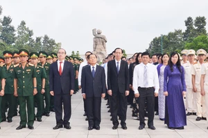 Các đồng chí lãnh đạo, nguyên lãnh đạo TPHCM viếng Nghĩa trang Liệt sĩ TP. Ảnh: VIỆT DŨNG