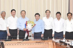 Chủ tịch UBND TPHCM Nguyễn Thành Phong trao quyết định cán bộ