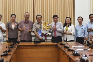 Chủ tịch UBND TPHCM Nguyễn Thành Phong trao quyết định điều động, bổ nhiệm nhiều cán bộ