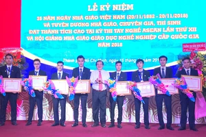 UBND TPHCM tặng bằng khen các thí sinh đoạt huy chương trong Kỳ thi tay nghề ASEAN