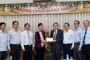 Chủ tịch HĐND TPHCM Nguyễn Thị Quyết Tâm thăm các vị chức sắc tôn giáo nhân lễ Giáng sinh