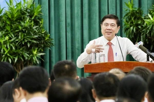Chủ tịch UBND TPHCM Nguyễn Thành Phong phát biểu trong buổi gặp gỡ 322 chủ tịch UBND phường, xã, thị trấn. Ảnh: HOÀNG HÙNG 