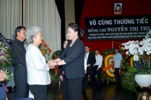 Chủ tịch Quốc hội Nguyễn Thị Kim Ngân chia buồn cùng gia đình đồng chí Nguyễn Thị Thu. Ảnh: HOÀNG HÙNG