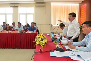 Chủ tịch UBND TPHCM Nguyễn Thành Phong phát biểu trong buổi làm việc với quận 7. Ảnh: VIỆT DŨNG