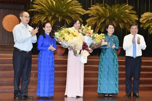 Các đồng chí lãnh đạo TPHCM chúc mừng tân Phó Chủ tịch HĐND TPHCM Phan Thị Thắng. Ảnh: VIỆT DŨNG