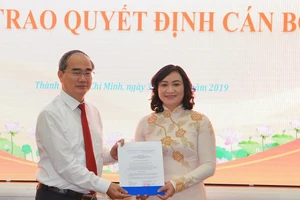 Bí thư Thành ủy TPHCM Nguyễn Thiện Nhân trao quyết định cho đồng chí Phan Thị Thắng. Ảnh: VIỆT DŨNG