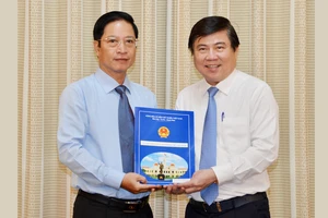 Đồng chí Nguyễn Thành Phong, Chủ tịch UBND TPHCM trao quyết định tiếp nhận và bổ nhiệm đồng chí Đặng Minh Đạt làm Chánh Thanh tra TPHCM. Ảnh: VIỆT DŨNG 
