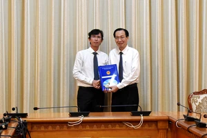 Phó Chủ tịch Thường trực UBND TPHCM Lê Thanh Liêm trao quyết định bổ nhiệm ông Nguyễn Anh Thi làm Trưởng ban Ban Quản lý Khu Công nghệ cao TPHCM