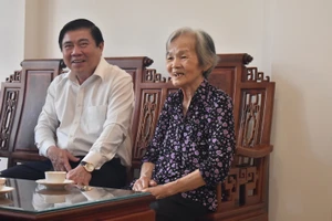 Chủ tịch UBND TPHCM Nguyễn Thành Phong dâng hoa, dâng hương các Anh hùng liệt sĩ