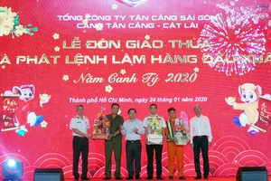 Bộ trưởng Bộ Giao thông vận tải Nguyễn Văn Thể và Phó Chủ tịch UBND TP Võ Văn Hoan tặng quà cho các đơn vị trong buổi làm hàng đầu năm