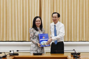 Phó Chủ tịch Thường trực UBND TPHCM Lê Thanh Liêm trao quyết định bổ nhiệm bà Ngô Thị Hoàng Các giữ chức vụ Phó Giám đốc Sở Nội vụ TPHCM