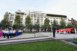  Thành ủy – HĐND – UBND - Ủy ban MTTQ Việt Nam TPHCM tổ chức Lễ chào cờ Kỷ niệm 130 năm Ngày sinh Chủ tịch Hồ Chí Minh.Ảnh: VIỆT DŨNG