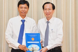 Phó Chủ tịch Thường trực UBNDTPHCM Lê Thanh Liêm trao quyết định cho đồng chí Nguyễn Bá Thành. Ảnh: VIỆT DŨNG 