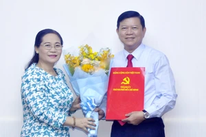 Chủ tịch HĐND TPHCM Nguyễn Thị Lệ tặng hoa chúc mừng đồng chí Nguyễn Tăng Minh. Ảnh: CAO THĂNG