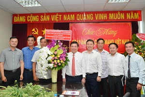 Chủ tịch UBND TPHCM Nguyễn Thành Phong thăm Tạp chí Cộng Sản. Ảnh: VIỆT DŨNG