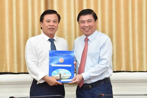 Chủ tịch UBND TPHCM Nguyễn Thành Phong trao quyết định bổ nhiệm cho đồng chí Nguyễn Hữu Tín. Ảnh: VIỆT DŨNG