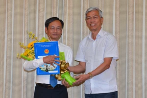 Phó Chủ tịch UBND TPHCM Võ Văn Hoan trao quyết định bổ nhiệm ông Võ Trung Trực. Ảnh: VIỆT DŨNG