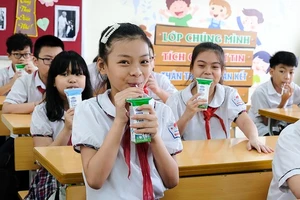 UBND TPHCM đề nghị tiếp tục triển khai chương trình Sữa học đường
