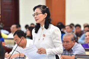Đại biểu Nguyễn Thị Kim Dung phát biểu trong phiên thảo luận, sáng 10-7-2020. Ảnh: VIỆT DŨNG