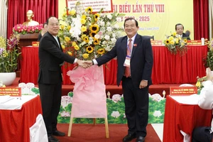 Đồng chí Nguyễn Hồ Hải, Trưởng Ban Tổ chức Thành ủy TPHCM tặng lẵng hoa chúc mừng đại hội