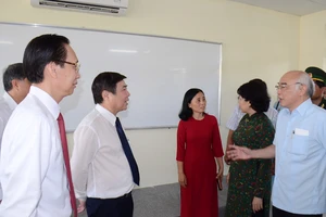 Lãnh đạo TPHCM thăm hỏi gia đình chính sách và tặng thiết bị trường học tại Côn Đảo
