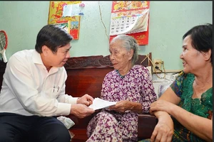 Chủ tịch UBND TPHCM Nguyễn Thành Phong thăm gia đình chính sách