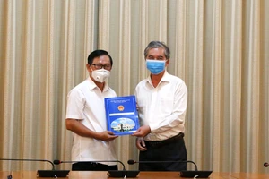 Phó Chủ tịch UBND TPHCM Ngô Minh Châu trao quyết định cán bộ