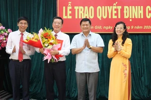 Đồng chí Nguyễn Văn Hồng làm Phó Bí thư Huyện ủy Cần Giờ
