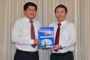 Phó Chủ tịch UBND TPHCM Dương Anh Đức trao quyết định cho ông Nguyễn Hữu Nghĩa. Ảnh: VIỆT DŨNG