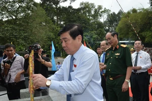 Chủ tịch UBND TPHCM Nguyễn Thành Phong dâng hương tại Bia tưởng niệm các anh hùng liệt sĩ nữ du kích Củ Chi. Ảnh: VIỆT DŨNG