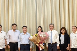 Bà Phan Thị Bình Thuận đến nhận công tác tại Thành ủy TPHCM 