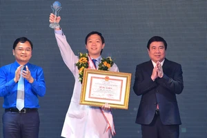 Chủ tịch UBND TPHCM Nguyễn Thành Phong trao danh hiệu Công dân trẻ tiêu biểu TPHCM năm 2020 cho Ngô Việt Anh - Bí thư Chi đoàn Hồi sức Cấp cứu, Bệnh viện Chợ Rẫy. Ảnh: VIỆT DŨNG