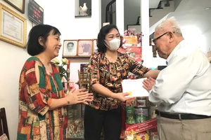 Phó Chủ tịch UBND TPHCM Phan Thị Thắng thăm, chúc tết các hộ dân