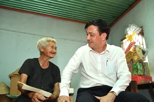 Phó Chủ tịch UBND TPHCM Lê Hòa Bình thăm, chúc tết người dân có hoàn cảnh khó khăn tại huyện Củ Chi
