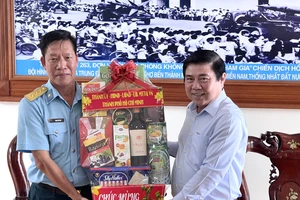 Chủ tịch UBND TPHCM Nguyễn Thành Phong thăm, chúc tết các đơn vị và người dân