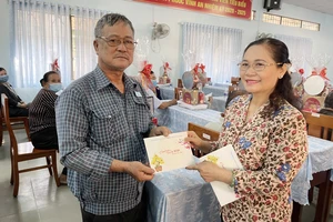Thường trực HĐND TPHCM tặng 249 phần quà tới Mẹ Việt Nam Anh hùng và người dân huyện Củ Chi