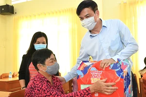 Phó Chủ tịch UBND TPHCM Lê Hòa Bình thăm, tặng quà người dân bị hạn hán ở tỉnh Đồng Tháp