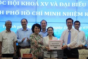 Bàn giao danh sách 224 hồ sơ ứng cử đại biểu Quốc hội, HĐND TPHCM sang Ủy ban MTTQ Việt Nam TPHCM