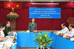 Đồng chí Nguyễn Thị Lệ phát biểu tại buổi kiểm tra công tác chuẩn bị bầu cử của huyện Hóc Môn. Ảnh: VIỆT DŨNG