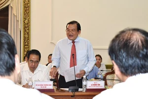 Giám đốc Sở LĐTB-XH TPHCM Lê Minh Tấn (đứng)