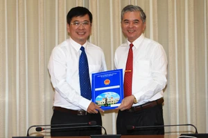  Phó Chủ tịch UBND TPHCM Ngô Minh Châu trao quyết định của UBND TPHCM cho ông Phan Thanh Tùng. Ảnh: DŨNG PHƯƠNG