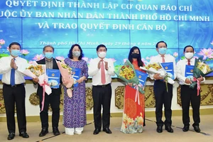 Chủ tịch UBND TPHCM Nguyễn Thành Phong trao quyết định thành lập các cơ quan báo chí thuộc UBND TPHCM. Ảnh: VIỆT DŨNG