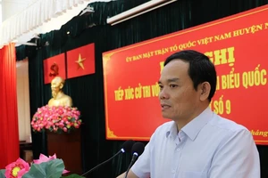 Ứng cử viên Trần Lưu Quang trình bày chương trình hành động trước cử tri huyện Nhà Bè (TPHCM) vào ngày 7-5. Ảnh: MAI HOA