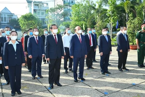 Chủ tịch nước Nguyễn Xuân Phúc cùng các đồng chí lãnh đạo TPHCM dâng hương, dâng hoa tại di tích Nhà thương Giếng Nước. Ảnh: VIỆT DŨNG
