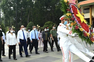 Chủ tịch nước Nguyễn Xuân Phúc viếng Đền tưởng niệm Liệt sĩ Bến Dược tại huyện Củ Chi - TPHCM