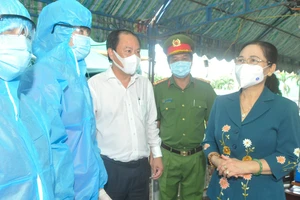 Chủ tịch HĐND TPHCM Nguyễn Thị Lệ tặng quà chốt tại cầu Phú Cường (xã Bình Mỹ, huyện Củ Chi)