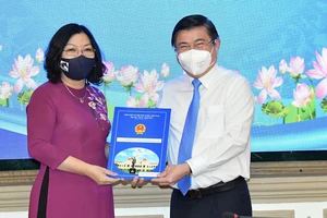Chủ tịch UBND TPHCM Nguyễn Thành Phong bổ nhiệm 61 lãnh đạo UBND 16 quận ​